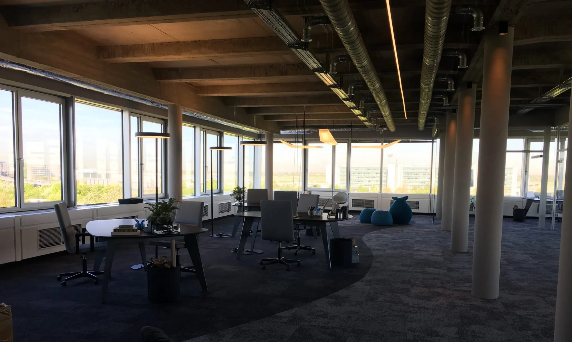 Frisch gereinigte Büroetage mit Glasfront in Düsseldorf